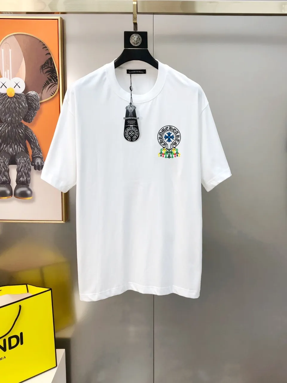 P140 CHROME** Early spring new 2025 original men's round neck short-sleeved T-shirt 🔥Sold at the same time at counters ✨✨High-end quality High version OS wide version Popular style ✨✨Letter logo pattern design Customized imported double-strand 100% cotton fabric Soft and delicate feel Skin-friendly and comfortable to wear Fine workmanship from the OEM The upper body is very handsome and stylish Men's must-have items All three standards are included Size: S-2XL black white